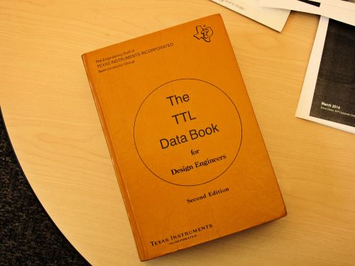 经过了大概40年，这本TI TTL数据手册（1976年前后）仍然摆在我的书架上  图片来源：Steve Leibson