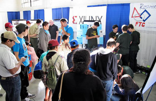机器人在2014 STEM营地获得了参与者的很多关注